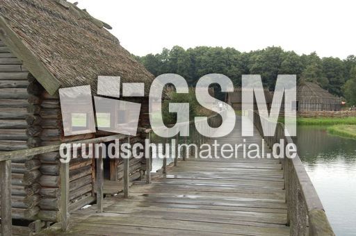 Slawenburg_Gross_Raden_Brueckenweg.jpg